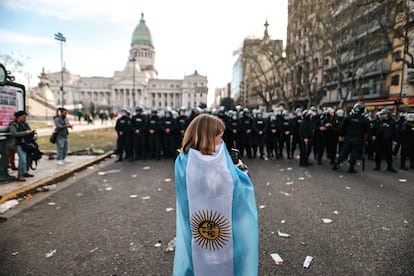 Protesta frente a la Cmara de Diputados de Argentina contra la ley de reforma jubilatoria de Javier Mile, en Buenos Aires.