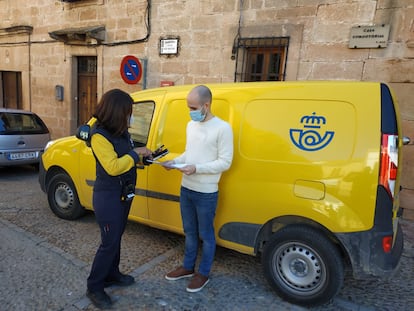 Correos está comprometida en impulsar el desarrollo rural y facilitar la vida de quienes han elegido vivir en ese entorno.