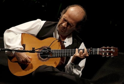 El guitarrista Paco de Lucía, en el Teatro Real de Madrid, durante los actos del Día del Flamenco para difundir la candidatura de este arte ante la Unesco para su inclusión en la Lista Representativa del Patrimonio Cultural en 2010.