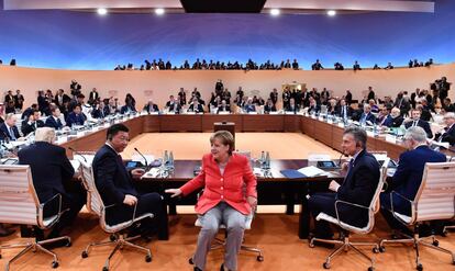 De izquierda a derecha: Donald Trump, el presidente chino Xi Jinping, la canciller alemana Angela Merkel, el presidente argentino Mauricio Macri y el Primer Ministro Australiano Malcolm Turnbull se giran hacia los fotógrafos durante el inicio de la primera sesión de la cumbre del G20.
