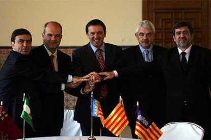 De izquierda a derecha, Pedro Saura, Manuel Chaves, Joan Ignasi Pla, Pasqual Maragall y Francesc Antich, reunidos ayer en Valencia.