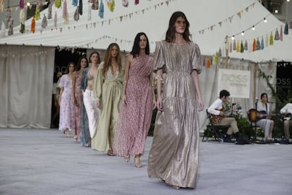 
Después de casi 20 años de historia, la marca Hoss Intropia (comprada por el grupo Tendam en 2019) debutó este miércoles en la jornada inaugural de la pasarela Mercedes-Benz Fashion Week Madrid (MBFWMadrid). 