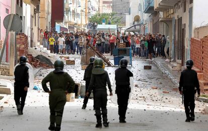 Los manifestantes marroqu&iacute;es tiran piedras contra las fuerzas de seguridad en Imzouren, cerca de Alhucemas.