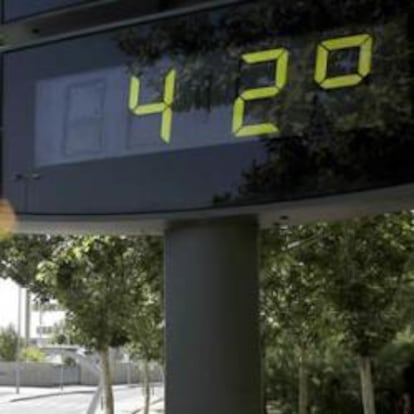Un termómetro de la avenida Tablas de Daimiel de Ciudad Real vacía de gente, marca 42 grados centígrados en una tarde muy calurosa en esta localidad manchega.