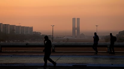 El humo de los incendios forestales cubre el centro de Brasília, la capital de Brasil.