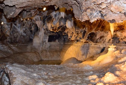 En pleno centro de la localidad onubense de Aracena se abre la gruta de las Maravillas, una de las más bellas cuevas turísticas de España, descubierta por un pastor a principios del siglo XX. A destacar la sala de los Desnudos y sus estalactitas con forma de falos. Más información en <a href="http://www.aracena.es/es/" target="">aracena.es</a>