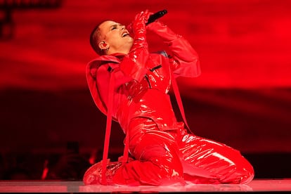 El cantante belga Red Sebastian, interpreta el tema "Strobe Lights" durante la primera semifinal de Eurovisión 2025.