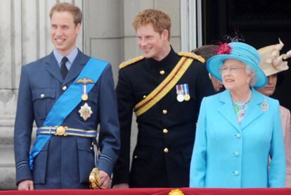Los príncipes Guillermo y Enrique posan junto a su abuela, la reina Isabel II de Inglaterra.