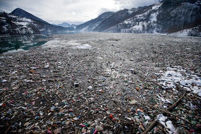 Botellas de plástico y otros residuos flotan en el lago Potpecko, en el suroeste de Serbia, en enero de 2021.