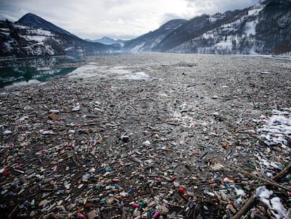 Botellas de plástico y otros residuos flotan en el lago Potpecko, en el suroeste de Serbia, en enero de 2021.