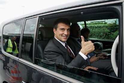 Laporta hace un gesto de triunfo a su llegada a París.