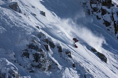 Michael Mown descendiendo en snowboard.