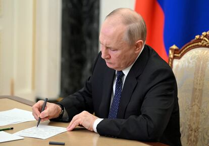 Putin, este lunes durante la reunión de urgencia, en el Kremlin.