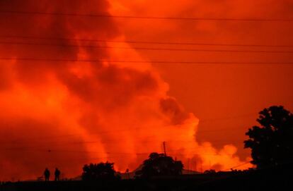 Vista del cielo de la ciudad de Goma (República del Congo) enrojecido por la erupción del volcán. Unas 3.500 personas llegaron durante la noche a la ciudad ruandesa de Rubavu, situada cerca de la frontera con la RDC, informó el Ministerio de Gestión de Emergencias de este país en Twitter.