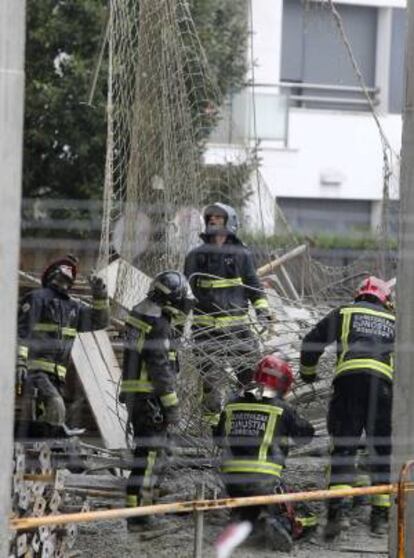 Efectivos del cuerpo de bomberos junto al andamio que hoy se ha desplomado de un edificio de viviendas en construcción en San Sebastián, causando la muerte a un trabajador y otros dos se encuentran heridos.