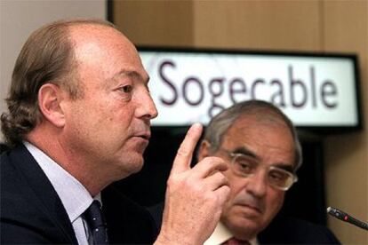 El consejero delegado de Sogecable, Javier Díez de Polanco, junto al presidente, Rodolfo Martín Villa, durante la rueda de prensa.