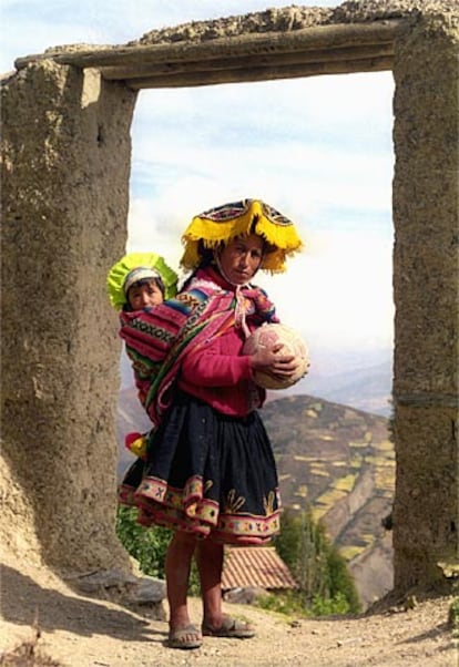 Andrea Puma es la capitana del equipo Club de Churubamba. Posa con su hijo a la espalda a la entrada de su pueblo, subido en la montaña.