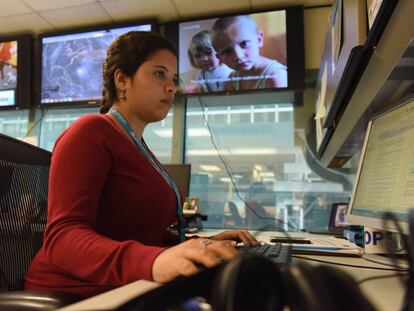 La oficial de emergencias Bia Albernaz monitorea las crisis humanitarias existentes, y las emergentes, en el Centro de Operaciones de Unicef en Nueva York.