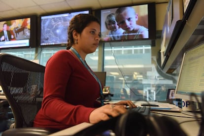 La oficial de emergencias Bia Albernaz monitorea las crisis humanitarias existentes, y las emergentes, en el Centro de Operaciones de Unicef en Nueva York.