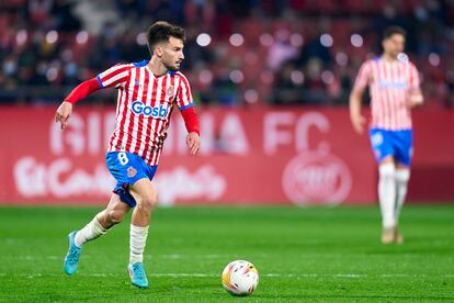 Álex Baena, del Girona  FC, en un partido ante el Real Oviedo en Montilivi, el pasado 6 de marzo.