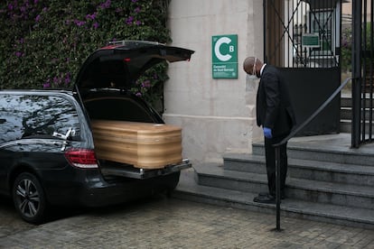 Inhumación a puerta cerrada, sin ningún allegado, de un persona fallecida por coronavirus en el cementerio de Sant Gervasi de Barcelona, el 24 de marzo.