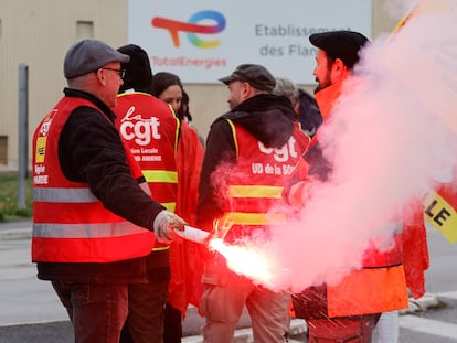 Sindicalitas protestando con una bengala frente a la antigua refinería de petróleo en Mardyck, cerca de Dunkerque (Francia). REUTERS/Pascal Rossignol