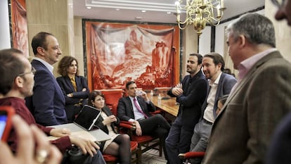 Politicians from the PSOE and Podemos chat on Monday evening after making details of their governing plan public. From left: Pablo Echenique, Alfonso Rodríguez Gómez de Celis, María Jesús Montero, Adriana Lastra, Pedro Sánchez, Alberto Garzón, Pablo Iglesias, Ione Belarra and Santos Cerdán.