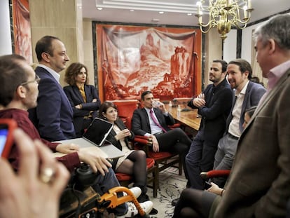 Politicians from the PSOE and Podemos chat on Monday evening after making details of their governing plan public. From left: Pablo Echenique, Alfonso Rodríguez Gómez de Celis, María Jesús Montero, Adriana Lastra, Pedro Sánchez, Alberto Garzón, Pablo Iglesias, Ione Belarra and Santos Cerdán.