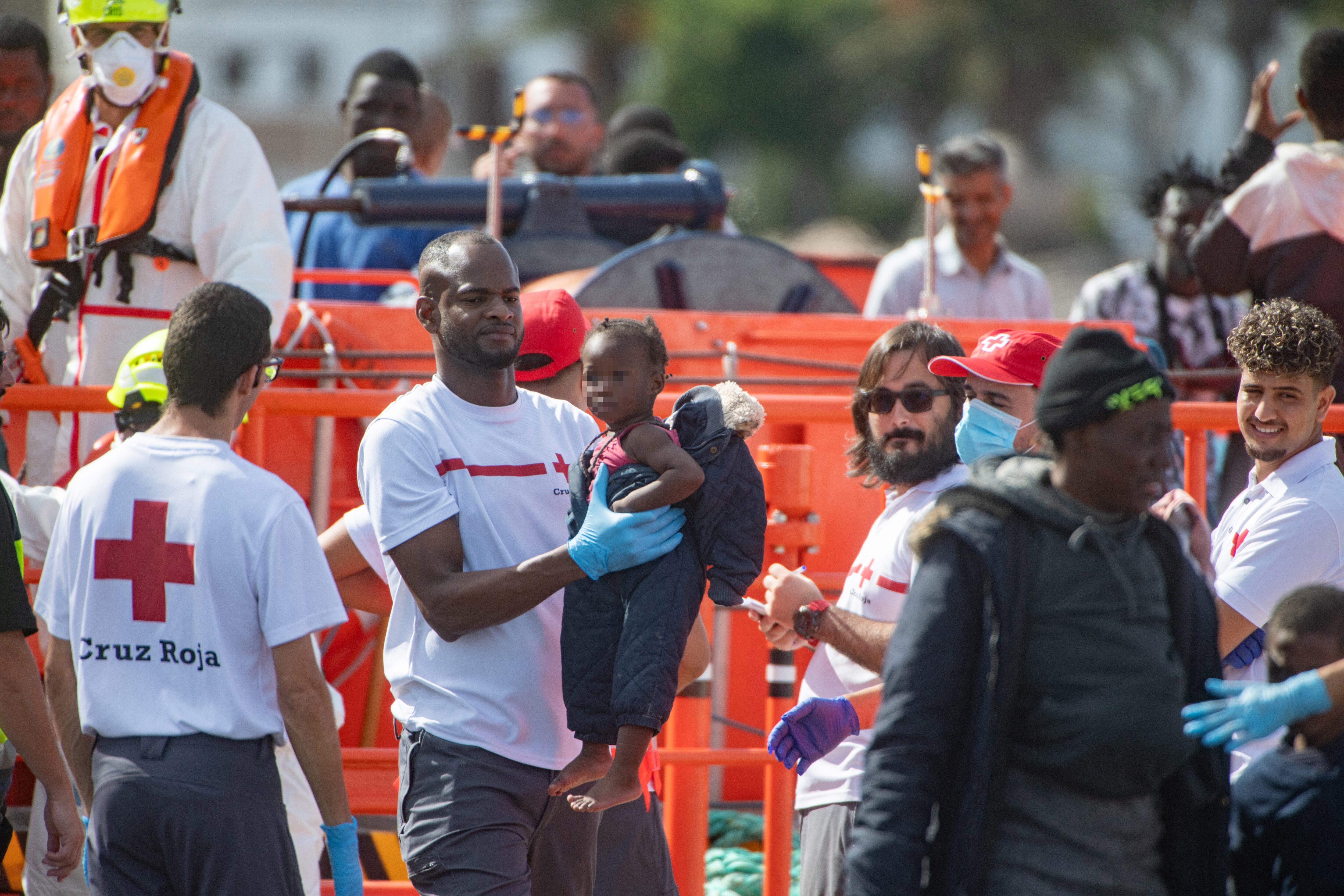 El enfrentamiento entre el Gobierno y Canarias por los menores migrantes llega al Constitucional