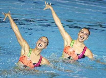 Tirados y Mengual posan sonrientes con sus medallas