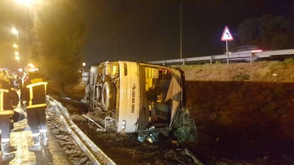 L'autocar accidentat a la Ronda Litoral.