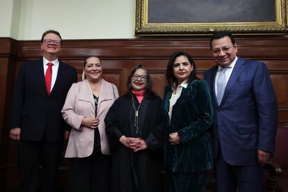 La ministra Piña (centro); la presidenta del INE, Guadalupe Taddei (izquierda), y el grupo disidente del TEPJF, en una imagen compartida en redes sociales por el magistrado Fuentes.