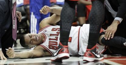 Derrick Rose cae al suelo lesionado ante los 76ers.