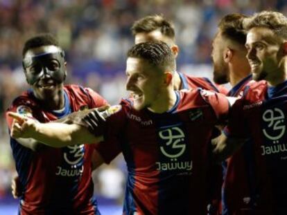 Los azulgrana pierden su condición de invictos en la Liga en la penúltima jornada después de un alocado y vibrante partido en el Ciutat de Valencia