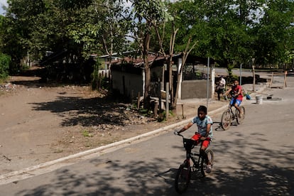 Niños andan en bicicleta en la comunidad La Noria, en Jiquilisco, El Salvador, el 5 de Marzo de 2025.
Foto: Camilo Freedman/El Pais