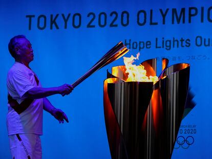 Encendido del fuego olímpico durante la ceremonia de relevos de la antorcha en el Parque Shiba, en Tokio. NAOKI OGURA (REUTERS)