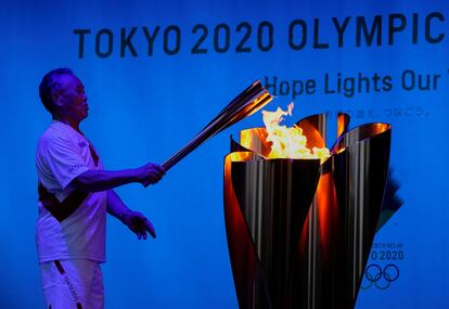 Encendido del fuego olímpico durante la ceremonia de relevos de la antorcha en el Parque Shiba, en Tokio. NAOKI OGURA (REUTERS)