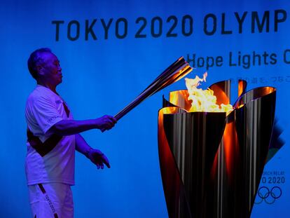 Encendido del fuego olímpico durante la ceremonia de relevos de la antorcha en el Parque Shiba, en Tokio.