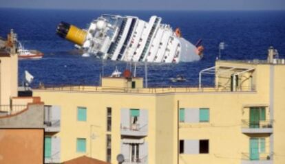 El barco hundido, visto desde la costa de la isla de Giglio.