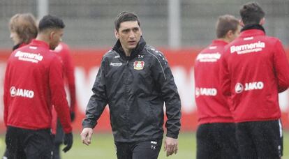 Korkut durante su primer entrenamiento con el Leverkusen