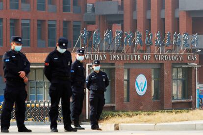 Varios vigilantes de seguridad, en febrero, en la entrada del Instituto de Virología de Wuhan. 