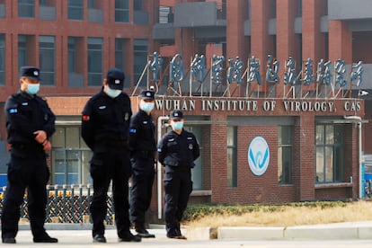 Varios vigilantes de seguridad, en febrero, en la entrada del Instituto de Virología de Wuhan.