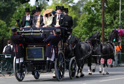 Las recomendaciones de Fletcher para Ascot también incluyen apostar por una base neutra y, a partir de ahí, añadir color y accesorios atrevidos para lograr el máximo impacto. Aunque, en palabras del diseñador creativo, “ser audaz no significa romper la tradición”. Y el último consejo es una oda al color: “Ya sea un sombrero verde chartreuse, un traje azul cobalto o un vestido floreado, ahora es el momento de apostar por la vitalidad”.