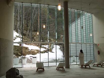 Sala de descanso en el <i>spa<</i> del Panticosa Resort, proyectado por la arquitecta Belén Moneo.