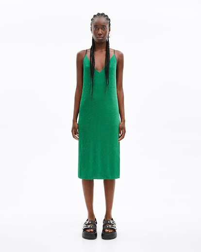 Vestido en verde intenso, con tirantes lenceros en negro y corte recto de Bimba y Lola que se convertirá en tu básico para esta primavera-verano. 95 €.