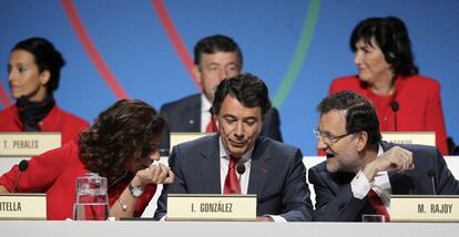 El presidente del Gobierno, Mariano Rajoy (d), el expresidente de la Comunidad de Madrid, Ignacio González, y la exalcaldesa de Madrid, Ana Botella, durante la presentación de la candidatura de Madrid 2020, en la 125 sesión del Comité Olímpico Internacional (COI), en Buenos Aires (Argentina), el 7 de septiembre de 2013.