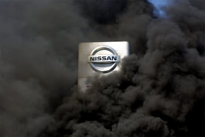 El logotipo de Nissan, rodeado de humo, durante una protesta por el cierre de la fábrica de la Zona Franca, en 2020.