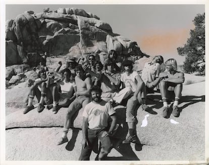Imagen de grupo de los 'Stonemasters' a mediados de los años 70. Maria Cranor, con camiseta blanca, figura a la izquierda de la imagen.