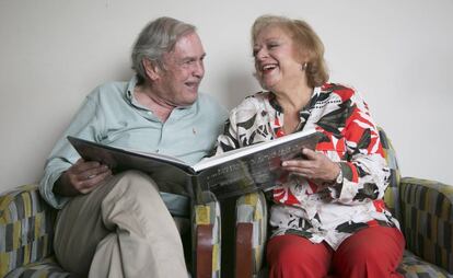 Juan Carlos Luna y Cristina García Rodero sostienen un ejemplar de 'España oculta' en la casa del ex director general de Lunwerg, el pasado junio.