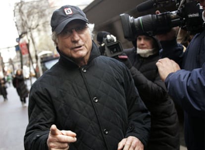 Madoff camina hacia su apartamento de Nueva York.